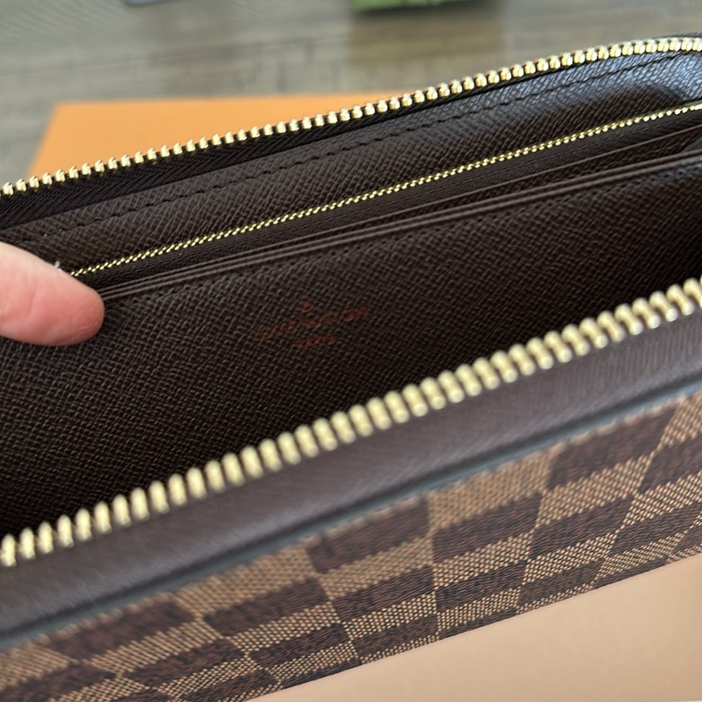 COPY - Louis Vuitton Damier Ebene Zippy Wallet, like new! - Picture 7 of 9